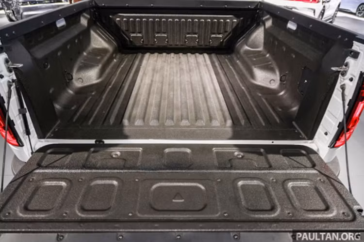 Cung cấp sức mạnh cho BYD Shark 6 tại Thái Lan là hệ truyền động hybrid với sự kết hợp của động cơ xăng 1.5L với 2 động cơ điện cho công suất mạnh 430 mã lực và mô-men xoắn 650 Nm. Xe được trang bị pin Lithium phosphate Blade từ BYD, cho phạm vi hoạt động thuần điện khoảng 100 km/lần sạc.