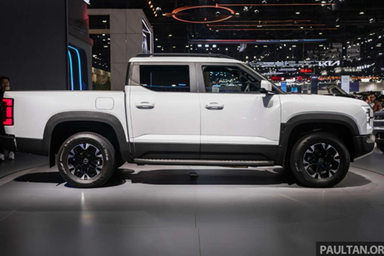 BYD Shark 6 2025 có khả năng kéo có phanh là 2.500 kg, khả năng chở hàng lên đến 840 kg và thể tích hàng hóa là 1.450 lít trên thùng xe. Kích thước thùng xe có chiều dài 1520 mm, rộng 1500 mm và cao 517 mm. BYD Shark 6 sở hữu thiết kế có phần khá tương đồng với Ford F-150 Lightning và Ford Ranger.