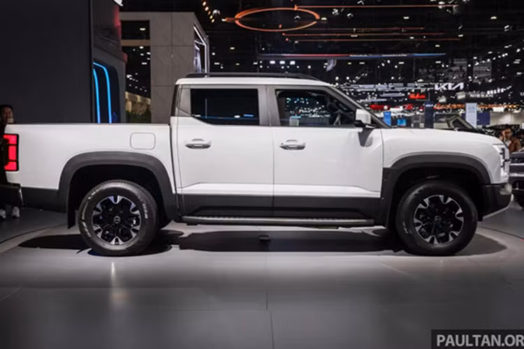 BYD Shark 6 2025 có khả năng kéo có phanh là 2.500 kg, khả năng chở hàng lên đến 840 kg và thể tích hàng hóa là 1.450 lít trên thùng xe. Kích thước thùng xe có chiều dài 1520 mm, rộng 1500 mm và cao 517 mm. BYD Shark 6 sở hữu thiết kế có phần khá tương đồng với Ford F-150 Lightning và Ford Ranger.