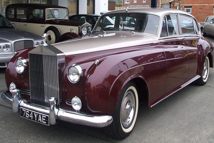 Ngoài Phantom, Donald Trump còn sở hữu thêm một mẫu xe khác cũng thuộc Rolls-Royce là chiếc Silver Cloud 1956. Theo nhiều nguồn tin, đây là chiếc ôtô hạng sang đầu tiên tổng thống Mỹ từng sở hữu. Vì vậy, ông dành nhiều tình yêu cho mẫu xe này và giữ nó trong garage thay vì bán đấu giá. Trên thị trường thứ cấp, giá của một chiếc Silver Cloud đời 1956 khoảng 120.000 USD.