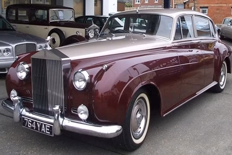 Ngoài Phantom, Donald Trump còn sở hữu thêm một mẫu xe khác cũng thuộc Rolls-Royce là chiếc Silver Cloud 1956. Theo nhiều nguồn tin, đây là chiếc ôtô hạng sang đầu tiên tổng thống Mỹ từng sở hữu. Vì vậy, ông dành nhiều tình yêu cho mẫu xe này và giữ nó trong garage thay vì bán đấu giá. Trên thị trường thứ cấp, giá của một chiếc Silver Cloud đời 1956 khoảng 120.000 USD.