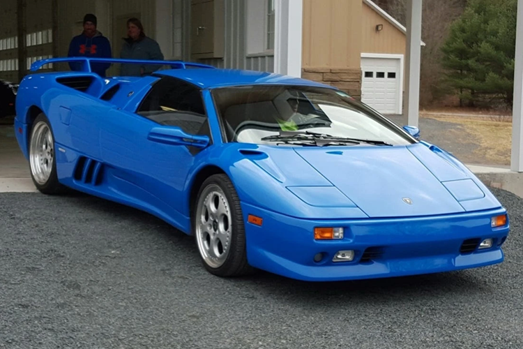 Lamborghini Diablo 1997 của ông Trump cũng là một trong những mẫu xe nổi bật. Xe được trang bị động cơ V12 6.0L, sản sinh công suất 530 mã lực. Theo nhiều nguồn tin, chiếc Diablo của tổng thống trị giá khoảng 460.000 USD.