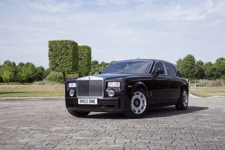 Cung cấp sức mạnh cho Rolls-Royce Phantom 2010 là động cơ V12 dung tích 6.75L, sản sinh công suất tối đa 453 mã lực. Đầu năm 2021, chiếc xe được mang ra đấu giá trên sàn Mecum Auctions với giá khoảng 300.000-400.000 USD, đắt gần gấp đôi những chiếc Phantom cùng đời.