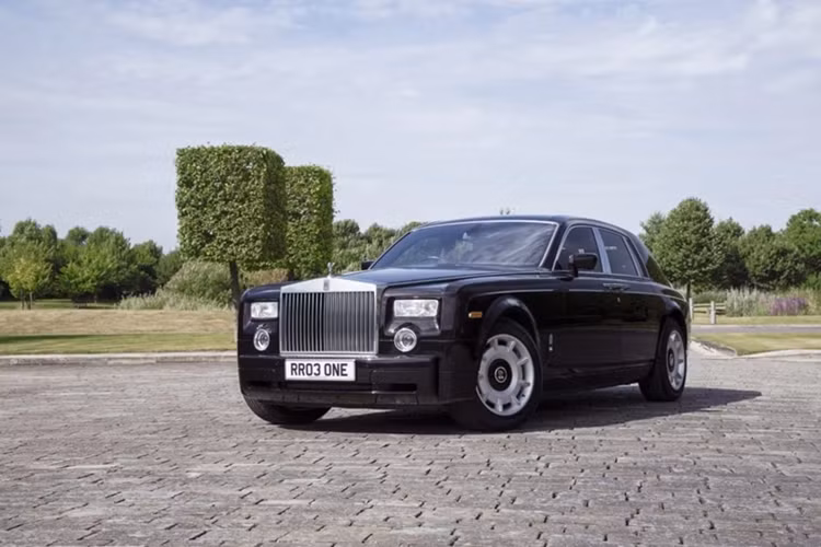 Cung cấp sức mạnh cho Rolls-Royce Phantom 2010 là động cơ V12 dung tích 6.75L, sản sinh công suất tối đa 453 mã lực. Đầu năm 2021, chiếc xe được mang ra đấu giá trên sàn Mecum Auctions với giá khoảng 300.000-400.000 USD, đắt gần gấp đôi những chiếc Phantom cùng đời.