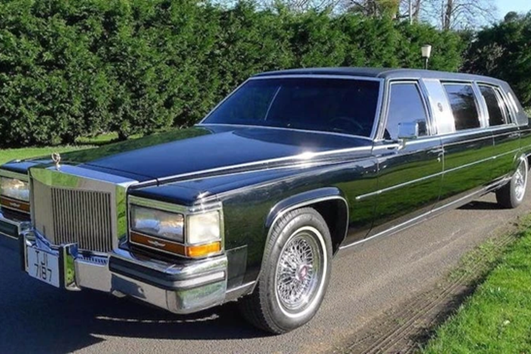 Nhắc đến Donald Trump, truyền thông sẽ nhắc đến Cadilac. Thương hiệu xe siêu sang đã từng dành tặng cho tổng thống 2 chiếc ôtô được thiết kế riêng mang tên Cadillac Trump Golden Series Limousine 1988. Bên trong mẫu xe này được trang bị máy fax, ghi âm, TV và hệ thống âm thanh VCR nhằm hỗ trợ ông Trump trong quá trình công tác.