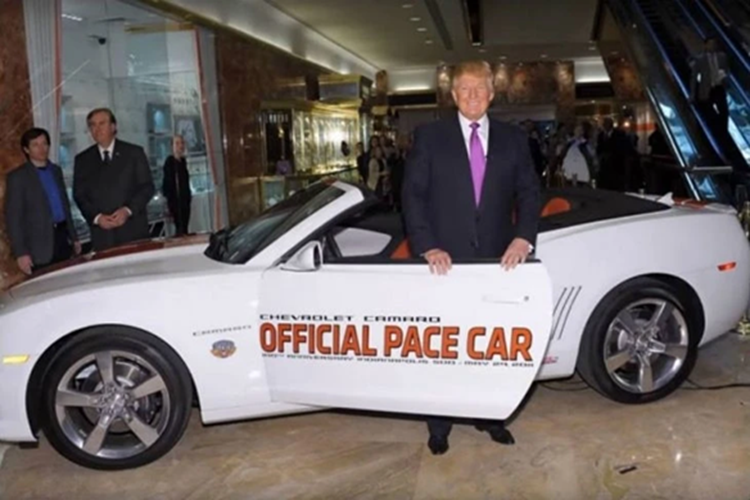 Năm 2011, ông Trump từng xuất hiện trong một chương trình thực tế và yêu cầu dẫn đầu đoàn đua bằng chiếc Chevrolet Camaro Indianapolis 500 Pace Car 2011. Xe được trang bị động cơ V8 6.2L, sản sinh công suất 426 mã lực.