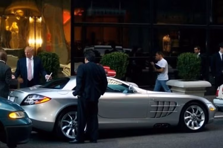 Năm 2003, Mercedes-Benz ra mắt chiếc SLR McLaren. "Quả tên lửa" này sở hữu khối động cơ V8 5.4L thừa hưởng công nghệ từ xe đua F1. Với sức hút của nó, vào năm 2005, ông Trump đã chi hơn 450.000 USD để mang chiếc SLR về garage.