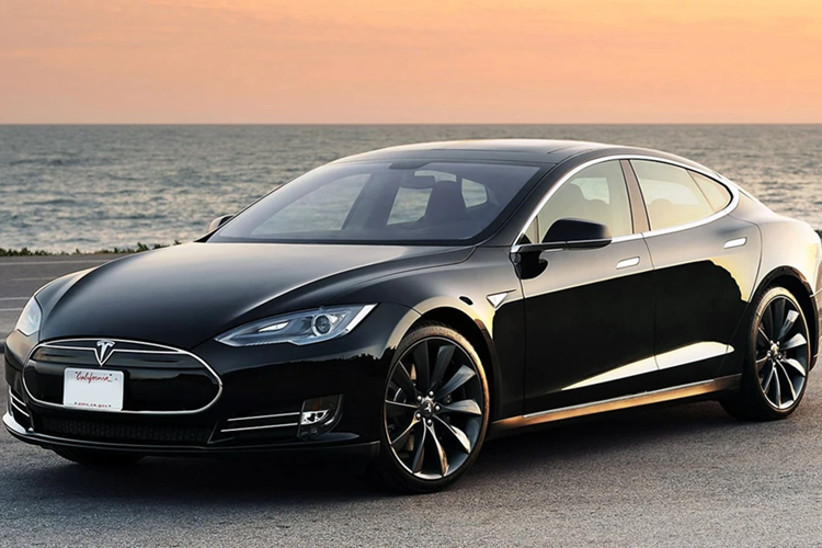 Trong đợt tranh cử vào Nhà Trắng năm 2017, ông Trump từng gây bất ngờ khi tiết lộ với Washington Post về việc sở hữu chiếc Tesla Model S trong garage. Thực tế đây cũng không phải là xe điện duy nhất ông Trump có. Theo nhiều nguồn tin, tổng thống Mỹ còn có một chiếc Tesla Roadster đời 2012.