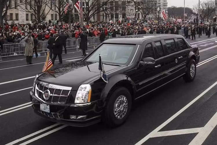 Trước khi bước vào nhà Trắng, chiếc xe được ông Trump sử dụng nhiều nhất là Modern Cadillac Limo “The Beast”. Xe sở hữu khối động cơ V12, sản sinh công suất 453 mã lực và dẫn động bởi hộp số tự động 6 cấp. "Quái thú" này có giá đến 500.000 USD.