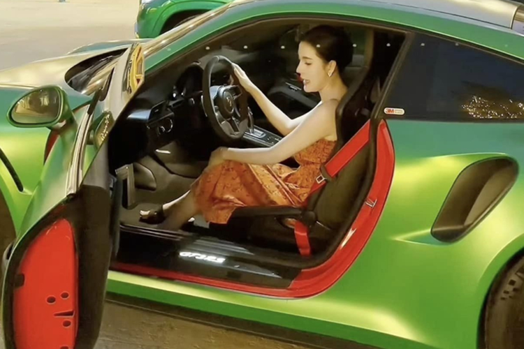 Điểm nhấn của xe vẫn là các chi tiết sơn đen nhám và đen bóng hoặc bằng carbon. Sau cùng là bộ mâm 5 chấu kép sơn đen mờ cùng kẹp phanh màu vàng nổi bần bật.