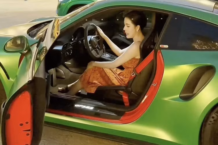 Điểm nhấn của xe vẫn là các chi tiết sơn đen nhám và đen bóng hoặc bằng carbon. Sau cùng là bộ mâm 5 chấu kép sơn đen mờ cùng kẹp phanh màu vàng nổi bần bật.