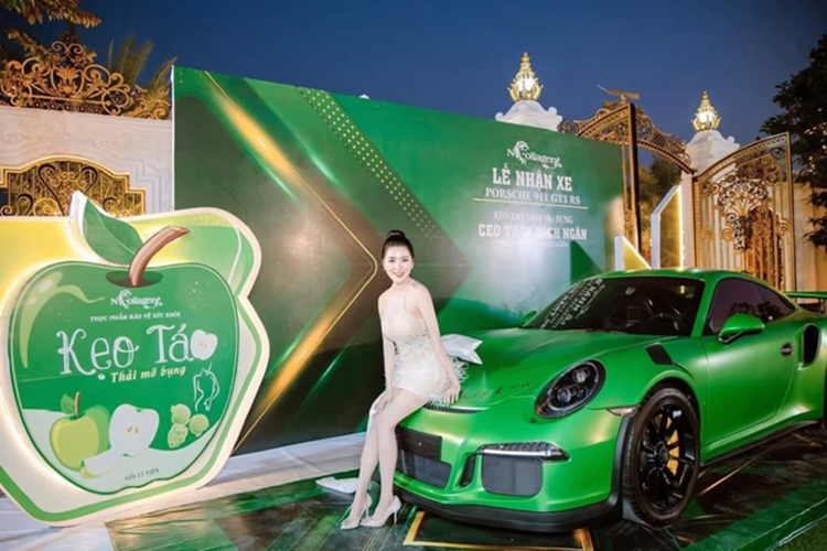 Chiếc siêu xe Porsche 911 GT3 RS của nữ đại gia Cà Mau nguyên bản có màu sơn cam rất nổi bật, nhưng đã được dán lại tông màu xanh lá cây đậm.
