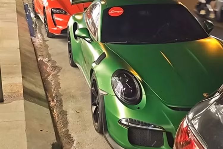 Dù mang biển số của tỉnh Quảng Ninh, chủ nhân sinh ra ở Cà Mau, nhưng chiếc siêu xe Porsche 911 GT3 RS 991.1 này lại hiện định cư ở Cần Thơ. Mới đây, chiếc xe này đã bị bắt gặp có mặt trên đường phố miền Tây cùng 1 dàn xe sang khác.