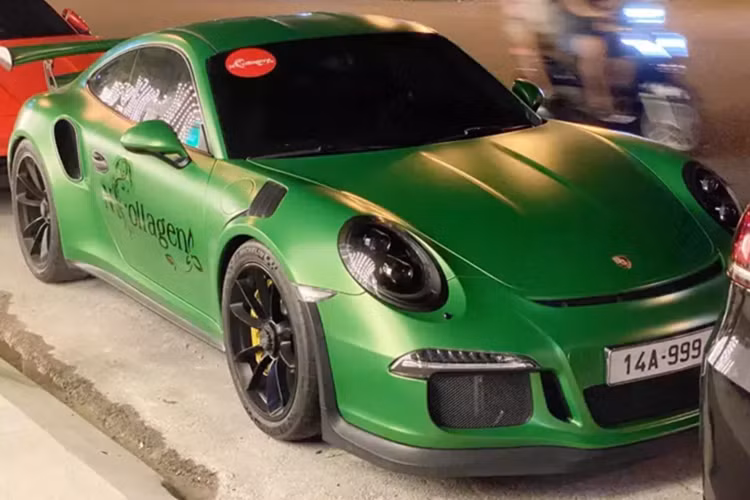 Vào tháng 4/2023, 1 nữ đại gia Cà Mau nhưng sinh sống và làm việc ở Cần Thơ đã gây bất ngờ khi tậu về garage chiếc siêu xe Porsche 911 GT3 RS bản 991.1 hàng hiếm, đây là 1 trong 2 xe hiện đang có mặt tại thị trường Việt Nam nhưng số phận lại khá lận đận.