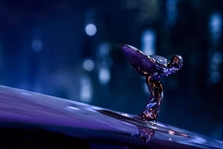 Ngoại thất của xe nổi bật với các chi tiết tối màu mang vẻ đẹp bí ẩn như: biểu tượng Spirit of Ecstasy, viền lưới tản nhiệt, viền cửa sổ và tay nắm cửa, đi cùng bộ mâm hợp kim nhôm đúc kích thước 23 inch mới có thể tùy biến giữa tông đen tuyền hoặc hai màu tương phản.