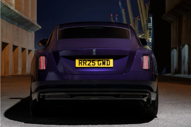 Khi hệ thống báo sẵn sàng, Spectre Black Badge có thể tăng tốc từ 0-96 km/h trong 4,1 giây, nhanh hơn 0,3 giây so với bản tiêu chuẩn. Rolls-Royce không công bố thông số cụ thể về pin, nên khả năng xe vẫn được trang bị bộ pin lithium-ion 102 kWh, cho phạm vi hoạt động khoảng 446 km sau mỗi lần sạc đầy.