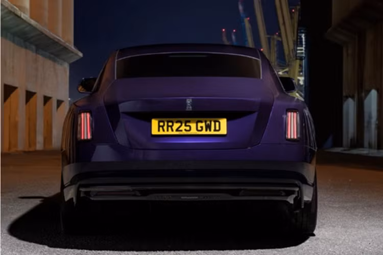 Khi hệ thống báo sẵn sàng, Spectre Black Badge có thể tăng tốc từ 0-96 km/h trong 4,1 giây, nhanh hơn 0,3 giây so với bản tiêu chuẩn. Rolls-Royce không công bố thông số cụ thể về pin, nên khả năng xe vẫn được trang bị bộ pin lithium-ion 102 kWh, cho phạm vi hoạt động khoảng 446 km sau mỗi lần sạc đầy.