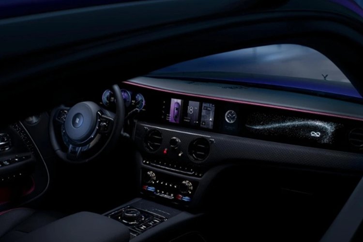 Rolls-Royce Spectre Black Badge còn được bổ sung hàng loạt tông màu ngoại thất mới cùng nắp ca pô tương phản. Ngoài các tùy chọn đường coachline trên thân xe và chắn bùn hiện có, chủ sở hữu có thể bổ sung đường coachline ‘waft’, được đặt ở nửa dưới của chiếc coupe.