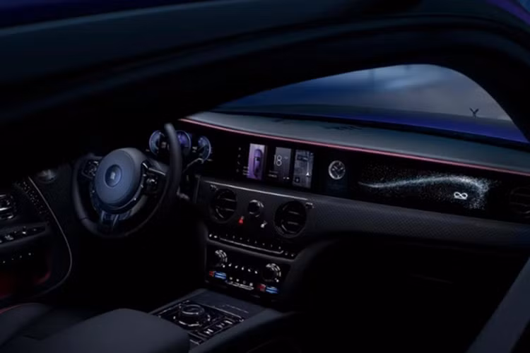 Rolls-Royce Spectre Black Badge còn được bổ sung hàng loạt tông màu ngoại thất mới cùng nắp ca pô tương phản. Ngoài các tùy chọn đường coachline trên thân xe và chắn bùn hiện có, chủ sở hữu có thể bổ sung đường coachline ‘waft’, được đặt ở nửa dưới của chiếc coupe.