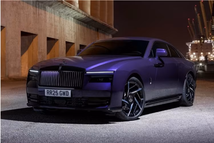  Rolls-Royce Black Badge Spectre đặc biệt là mẫu xe mạnh nhất trong lịch sử thương hiệu và cũng là chiếc Rolls-Royce chạy hoàn toàn bằng điện đầu tiên mang phong cách Black Badge.