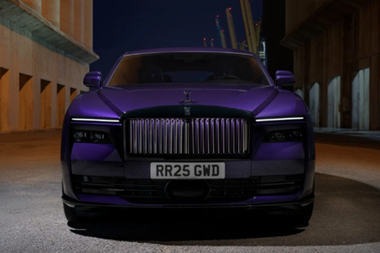 Thiết kế của Rolls-Royce Spectre Black Badge chạy điện không thay đổi nhiều so với bản tiêu chuẩn nhưng vẫn mang đậm phong cách thể thao đặc trưng của dòng Black Badge.