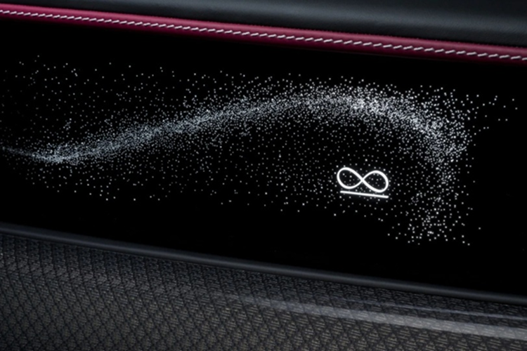 Về nội thất, bên trong khoang cabin của Rolls-Royce Black Badge Spectre nổi bật với tông màu đen huyền bí và sang trọng. Xe có: bậc cửa phát sáng Black Badge; bảng đồng hồ taplo kỹ thuật số có thể được cá nhân hóa với các chủ đề Vivid Grellow, Neon Nights, Cyan Fire, Ultraviolet và Synth Wave thông qua ứng dụng SPIRIT.