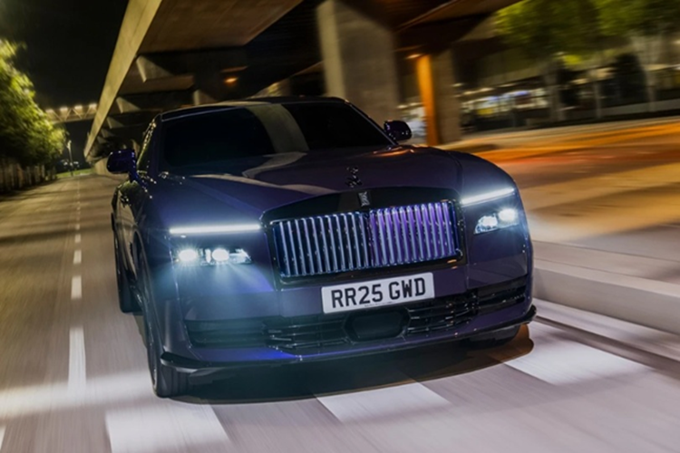 Trong khi đó, nếu muốn khai thác mô-men xoắn cực đại 1.075 Nm, người dùng phải chọn chế độ Spirited Mode - một dạng Launch Control dành cho giới siêu giàu. Khi xe đứng yên, tài xế phải đồng thời đạp phanh và ga hết cỡ để kích hoạt chế độ này.