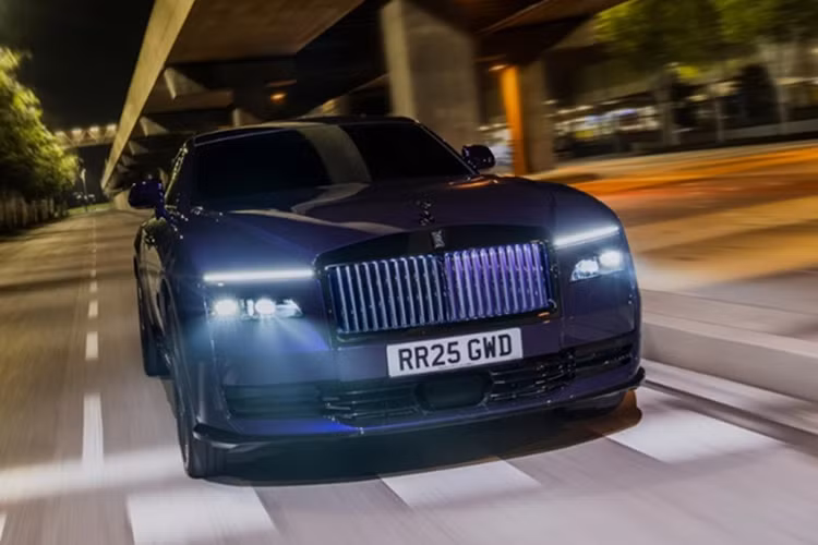 Trong khi đó, nếu muốn khai thác mô-men xoắn cực đại 1.075 Nm, người dùng phải chọn chế độ Spirited Mode - một dạng Launch Control dành cho giới siêu giàu. Khi xe đứng yên, tài xế phải đồng thời đạp phanh và ga hết cỡ để kích hoạt chế độ này.