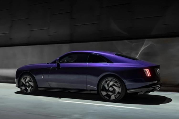 Không chỉ cải thiện hiệu suất, hệ thống treo, khung gầm của xe cũng được nâng cấp đáng kể. Mức giá xe Rolls-Royce Black Badge Spectre chưa công bố, nhưng dù chưa ra mắt nhưng xe đã được nhiều khách hàng VIP đặt hàng trước. Tại Việt Nam, phiên bản tiêu chuẩn của Spectre có giá từ 18 tỷ đồng.