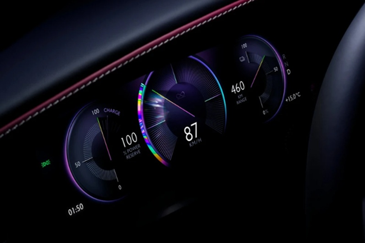 Spectre Black Badge được trang bị hai mô-tơ điện cho công suất tối đa lên tới 650 mã lực và mô-men xoắn 1.075 Nm, vượt xa phiên bản Spectre tiêu chuẩn (577 mã lực và 900 Nm).