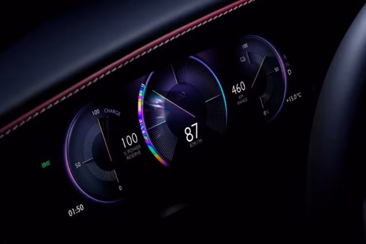 Spectre Black Badge được trang bị hai mô-tơ điện cho công suất tối đa lên tới 650 mã lực và mô-men xoắn 1.075 Nm, vượt xa phiên bản Spectre tiêu chuẩn (577 mã lực và 900 Nm).