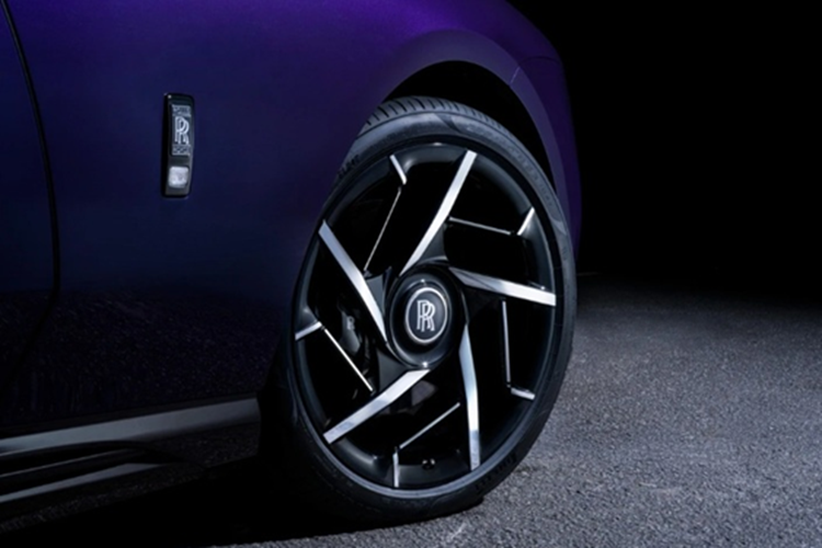 Tuy nhiên, Rolls-Royce không cung cấp toàn bộ công suất và mô-men xoắn cùng một lúc. Nếu muốn tận dụng tối đa 650 mã lực, người lái cần kích hoạt chế độ Infinity Mode thông qua một nút bấm trên vô-lăng. Chế độ này giúp xe phản hồi chân ga nhanh hơn và trực tiếp hơn.