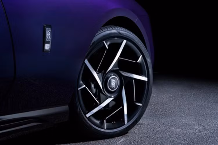 Tuy nhiên, Rolls-Royce không cung cấp toàn bộ công suất và mô-men xoắn cùng một lúc. Nếu muốn tận dụng tối đa 650 mã lực, người lái cần kích hoạt chế độ Infinity Mode thông qua một nút bấm trên vô-lăng. Chế độ này giúp xe phản hồi chân ga nhanh hơn và trực tiếp hơn.