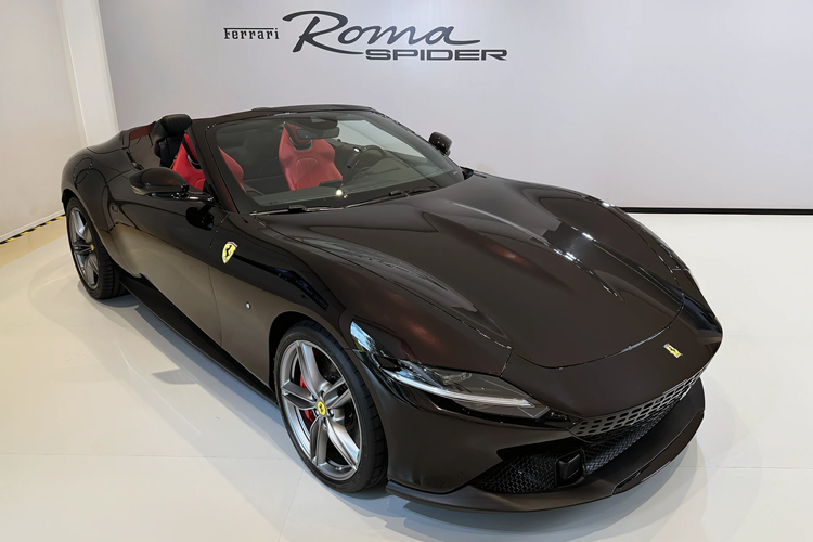 Ferrari Roma Spider gây ấn tượng với ngôn ngữ thiết kế đậm chất cổ điển, đi cùng những đường cong mềm mại và uyển chuyển kéo dài từ nắp ca-pô phía trước, nổi bật hai bên hông xe và khoang lái thấp dần về phía sau.