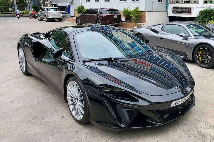  McLaren Năm qua, McLaren cũng gây ấn tượng khi nhập siêu xe mới về Việt Nam cặp đôi McLaren 750S và McLaren 750S Spider. Hai siêu xe này sau đó đã được bàn giao cho hai đại gia tại Tp.HCM. Đến đầu tháng 12/2024, McLaren còn giới thiệu chiếc Artura Spider trị giá hơn 17 tỷ đồng tại Việt Nam. Chưa đầy một tháng ra mắt, xe cũng được một đại gia tại Vũng Tàu chốt mua.