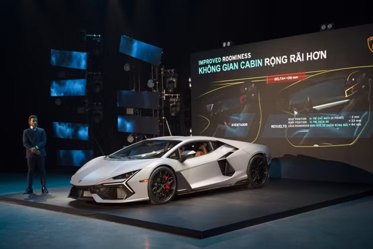  Lamborghini Năm qua có thể nói là một năm vô cùng "tất bật" với Lamborghini khi hãng cho ra mắt siêu xe Revuelto tại Việt Nam với giá bán khởi điểm 43,99 tỷ đồng. Kế nhiệm Aventador, Revuelto là siêu xe đầu tiên của Lamborghini sử dụng động cơ V12 plug-in HPEV.