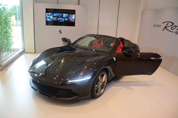 Cung cấp sức mạnh cho Ferrari Roma Spider là động cơ V8 twin-turbo đặt trước, khác biệt với cấu hình động cơ đặt giữa phía sau của các siêu xe thể thao Ferrari khác. Động cơ này có dung tích 3.9L, sản sinh công suất tối đa 620 mã lực và mô-men xoắn 760 Nm.