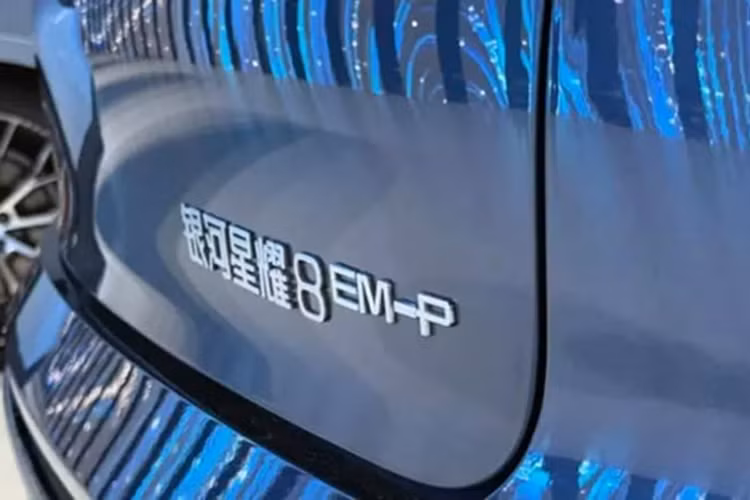 Hình ảnh nội thất vẫn chưa được tiết lộ vào thời điểm này. Chúng ta có thể mong đợi buồng lái sẽ đi kèm với hệ thống buồng lái thông minh Flyme Auto, được cung cấp năng lượng bởi chip Qualcomm Snapdragon 8155. Hiện mức giá xe Geely Galaxy Starshine 8 2025 chưa công bố.