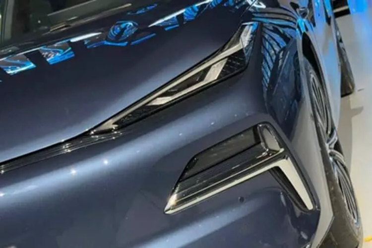 Sức mạnh đến từ hệ thống hybrid cắm điện NordThor EM-P của Geely, bao gồm động cơ 1,5T với công suất tối đa 120 kW (161 mã lực) và động cơ điện với công suất tối đa 160 kW (215 mã lực), kết hợp với DHT. Chiếc xe có thể tăng tốc từ 0 – 100 km/h trong 6,9 giây và đạt tốc độ tối đa 200 km/h.