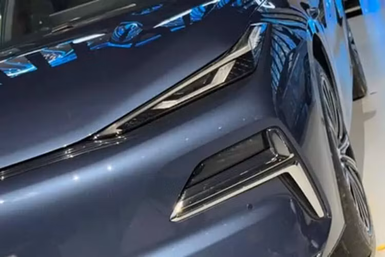 Sức mạnh đến từ hệ thống hybrid cắm điện NordThor EM-P của Geely, bao gồm động cơ 1,5T với công suất tối đa 120 kW (161 mã lực) và động cơ điện với công suất tối đa 160 kW (215 mã lực), kết hợp với DHT. Chiếc xe có thể tăng tốc từ 0 – 100 km/h trong 6,9 giây và đạt tốc độ tối đa 200 km/h.