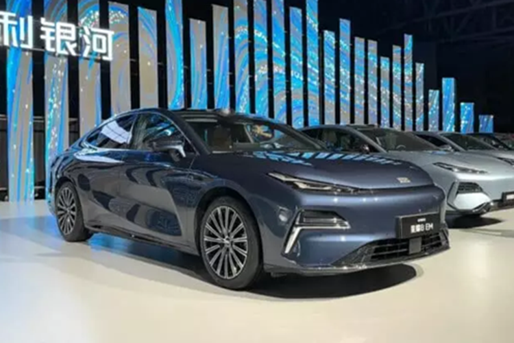 Geely cũng tuyên bố Starshine 8 là chiếc sedan PHEV hạng sang 5m, 3L đầu tiên trên thế giới, với chiều dài, chiều rộng và chiều cao lần lượt là 5018/1918/1480 mm; và chiều dài cơ sở là 2928 mm. Trọng lượng không tải là 1908 kg và 1950 kg.