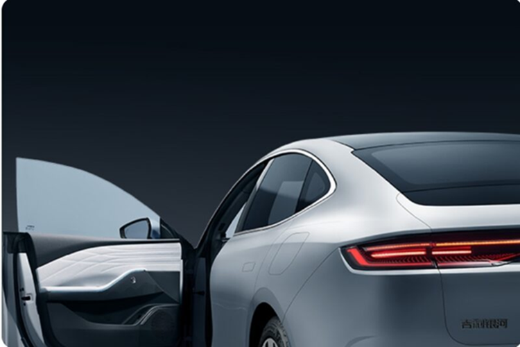 Đáng chú ý nhất là mui xe có lidar hỗ trợ khả năng hỗ trợ lái xe thông minh cấp độ 2.9. Hình dạng tổng thể áp dụng thiết kế fastback với tay nắm cửa ẩn, vành xe nhiều chấu và đèn pha thanh mảnh. Phần sau xe có thiết kế nhiều lớp với cụm đèn hậu xuyên suốt và logo “EM-P” ở phía dưới bên phải.