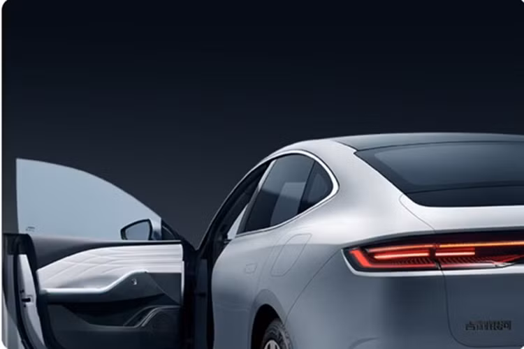 Đáng chú ý nhất là mui xe có lidar hỗ trợ khả năng hỗ trợ lái xe thông minh cấp độ 2.9. Hình dạng tổng thể áp dụng thiết kế fastback với tay nắm cửa ẩn, vành xe nhiều chấu và đèn pha thanh mảnh. Phần sau xe có thiết kế nhiều lớp với cụm đèn hậu xuyên suốt và logo “EM-P” ở phía dưới bên phải.