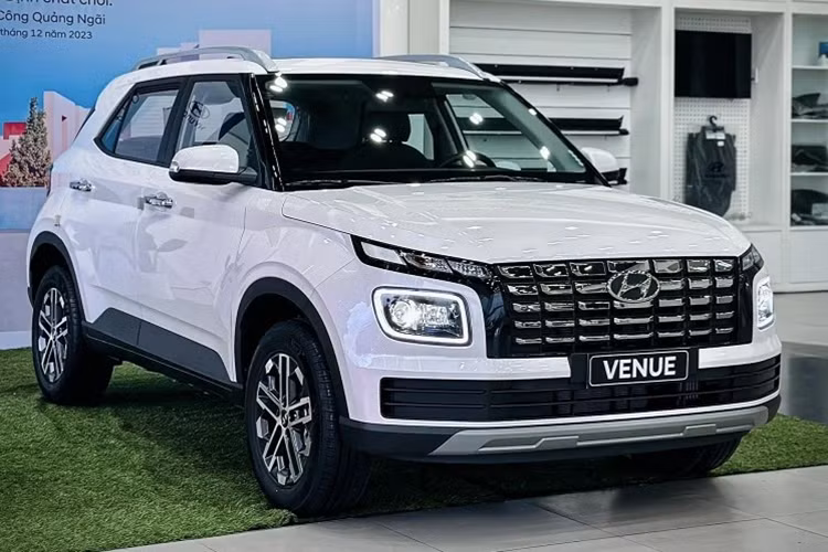 Trước đây, những tính năng an toàn chủ động ADAS này chỉ là trang bị tùy chọn của bản Premium. Có thể thấy rằng Hyundai Venue 2025 dành cho thị trường Hàn Quốc sở hữu trang bị hiện đại hơn xe đang bán tại Việt Nam. Mẫu SUV hạng A này ở Việt Nam không có các tính năng an toàn chủ động ADAS.