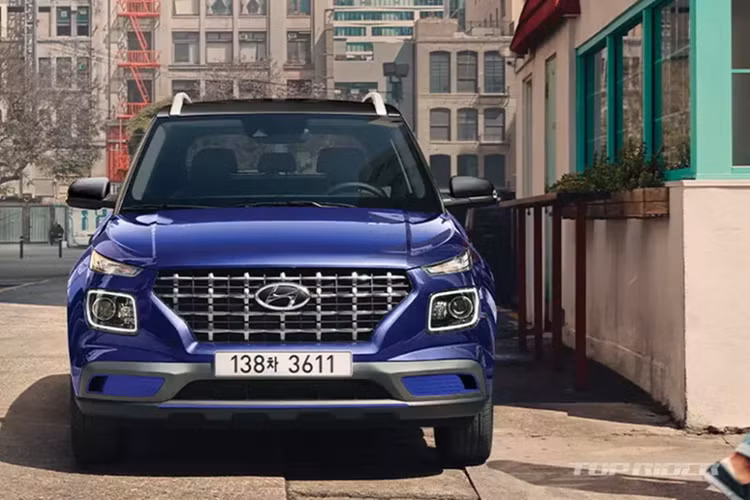 Thay vào đó, hãng Hyundai chỉ bổ sung bản trang bị mới cho mẫu SUV hạng A này. Cụ thể, tại thị trường Hàn Quốc, xe SUV Hyundai Venue 2025 có thêm bản tiêu chuẩn mới mang tên Smart. Bản Smart được trang bị sẵn các tính năng tùy chọn phổ biến mà khách hàng Hàn Quốc ưa chuộng, từ đó nâng cao sức cạnh tranh của sản phẩm.