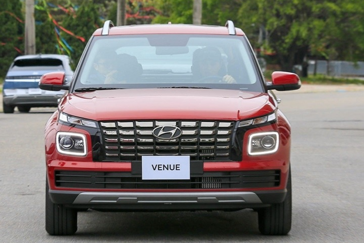 "Venue 2025 là mẫu xe được nâng cấp với sự ra mắt của phiên bản Smart tập trung vào các trang bị được yêu thích và nâng cao các tính năng an toàn. Với thiết kế mạnh mẽ và thực dụng cùng khả năng tiết kiệm nhiên liệu vượt trội, Venue sẽ là lựa chọn lý tưởng cho những khách hàng mua xe lần đầu", một đại diện của Hyundai Hàn Quốc cho biết.
