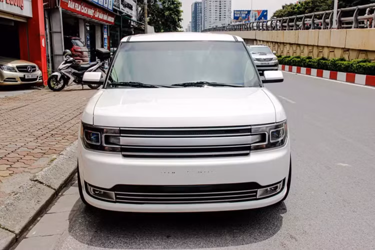Mức giá xe Ford Flex 2014 tương đương một mẫu xe Hàn 7 chỗ đời mới như Hyundai SantaFe, nhưng nó lại có sự hấp dẫn riêng. Ngoại hình Ford Flex mang đậm chất Mỹ, thể hiện sự nam tính với các đường nét hình hộp chữ nhật, từ cụm gương hậu, đèn pha đến các đường nét ở phía sau.