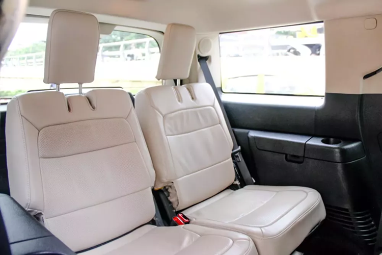 Vô lăng 3 chấu tích hợp các phím chức năng hỗ trợ lái, cụm phím điều khiển các chức năng giải trí.