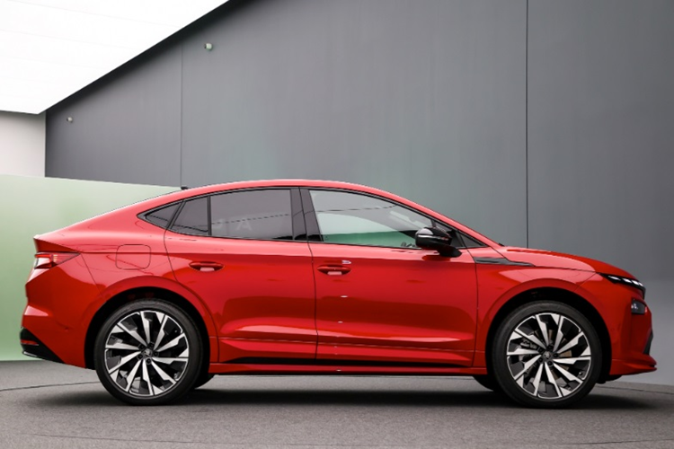 Enyaq 2025 còn được trang bị bộ mâm đa chấu mới có kích thước từ 19 - 21 inch. Dù có thiết kế góc cạnh cùng bộ mâm lớn nhưng Enyaq 2025 lại có hệ số cản gió giảm đáng kể xuống còn 0,245 (so với 0,264 ở phiên bản cũ).