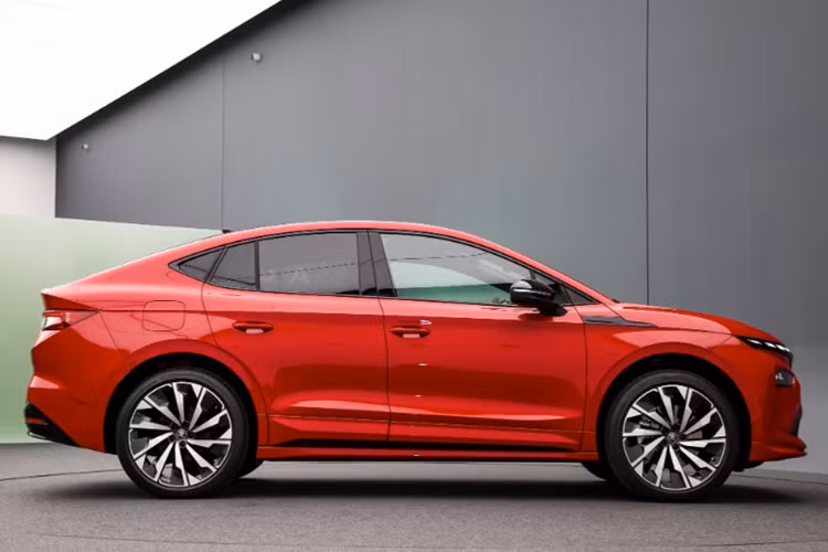 Enyaq 2025 còn được trang bị bộ mâm đa chấu mới có kích thước từ 19 - 21 inch. Dù có thiết kế góc cạnh cùng bộ mâm lớn nhưng Enyaq 2025 lại có hệ số cản gió giảm đáng kể xuống còn 0,245 (so với 0,264 ở phiên bản cũ).